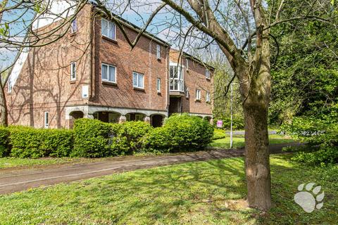 Brackley Crescent, Basildon SS13 2 bed maisonette for sale