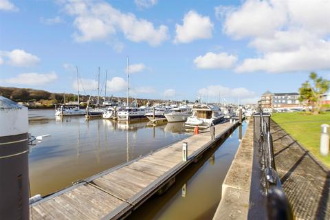 Medina View, East Cowes, Isle of Wight 2 bed ground floor flat for sale