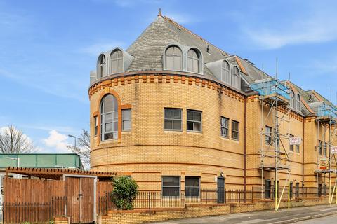 Whyteleafe Hill, Whyteleafe CR3 3 bed apartment for sale