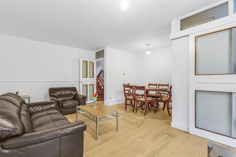 Charlwood Street, SW1V 3 bed flat for sale