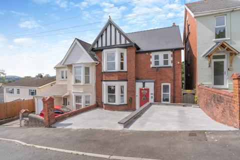 6 bedroom semi-detached house for sale