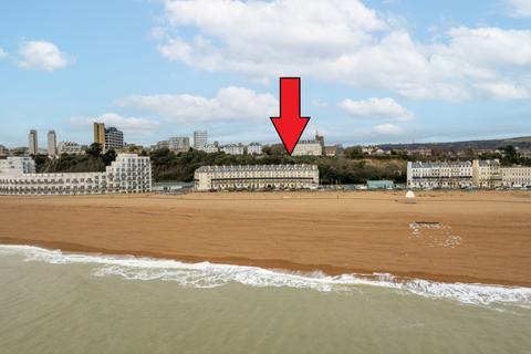 Marine Crescent, Kent CT20 2 bed apartment for sale