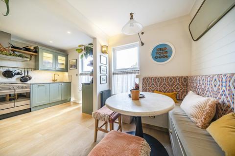 Putney Bridge Road, Putney 2 bed flat for sale