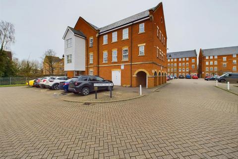 Florey Gardens, Aylesbury HP20 2 bed flat for sale