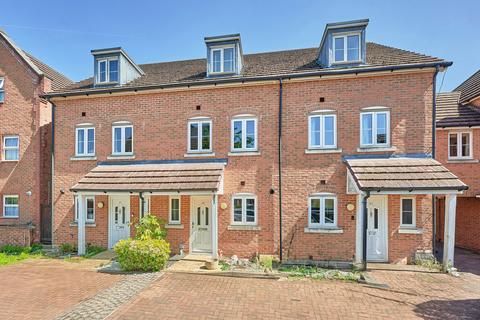 Avian Avenue, Frogmore AL2 3 bed terraced house for sale