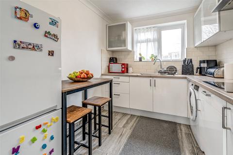 Sunningdale Court, Jupps Lane... 2 bed flat for sale