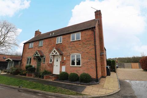 Pigeon Green, Snitterfield... 3 bed semi