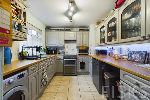 Scaldhurst, Pitsea, SS13 3 bed terraced house for sale