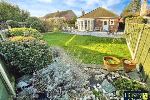 Roseberry Gardens, Upminster, RM14 2 bed bungalow for sale