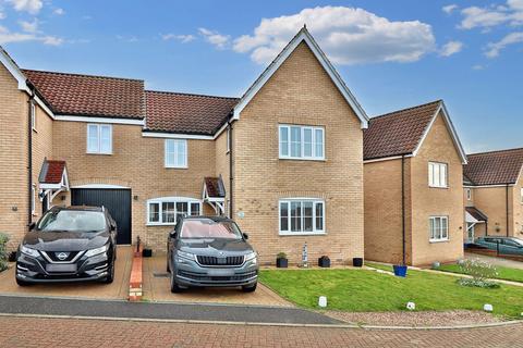 Sarah Rand Road, Hadleigh, IP7 3 bed semi