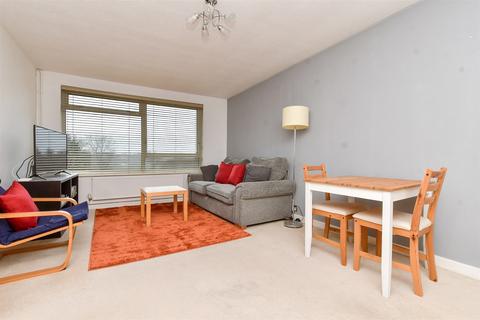 Hillside Road, Whyteleafe, Surrey 2 bed flat for sale