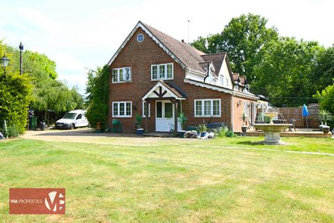 Hoe Lane, Waltham Abbey EN9 4 bed semi