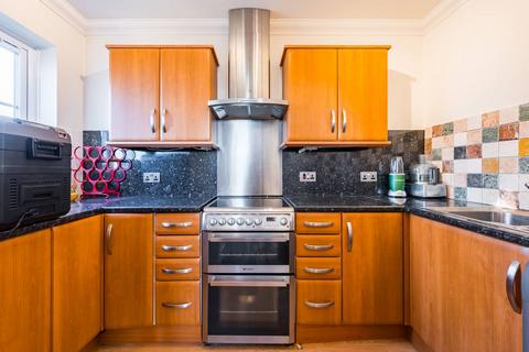 Redwood Gardens, Chingford, London, E4 2 bed flat for sale