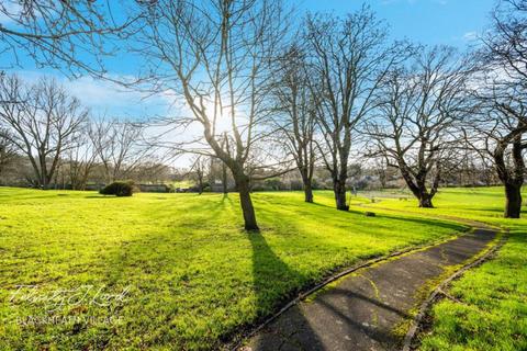 Gilbert Close, London, SE18 2 bed apartment for sale