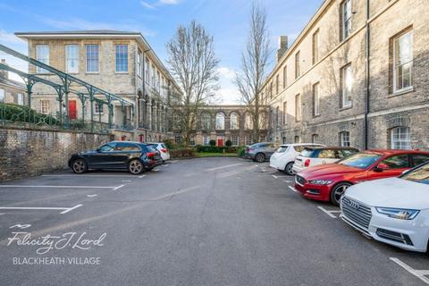 Gilbert Close, London, SE18 2 bed apartment for sale