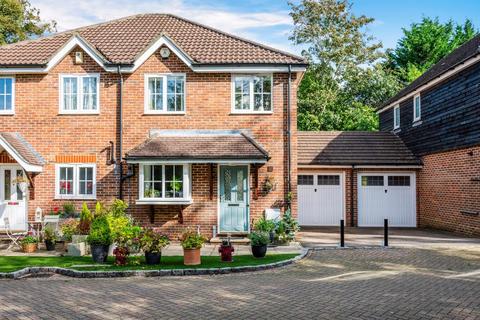 Corner Farm Close, Tadworth KT20 3 bed semi
