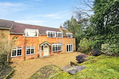 Tilford Road, Surrey GU26 4 bed link detached house for sale