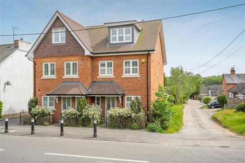 Fernbank Road, Ascot 3 bed semi