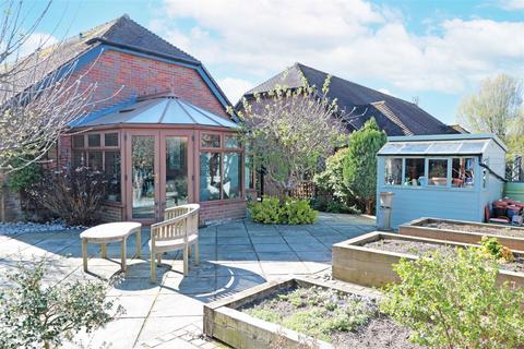 Central Thame, Oxfordshire 2 bed bungalow for sale
