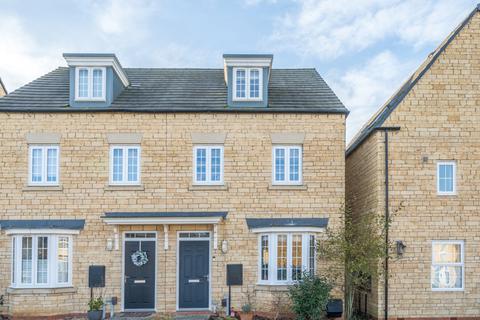 Squirrel Gardens, Witney, Oxfordshire 3 bed semi