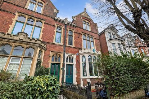 Dean Road, London 3 bed flat for sale