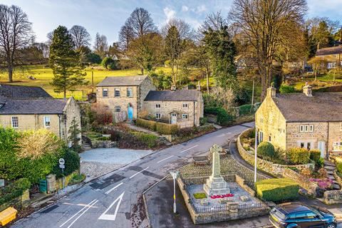 The Green, Grindleford, Hope Valley 2 bed semi