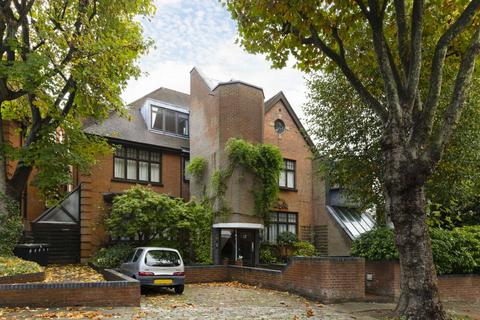 Rosecroft Avenue, London NW3 2 bed flat for sale