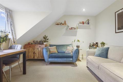 Blenheim Gardens, London NW2 2 bed flat for sale