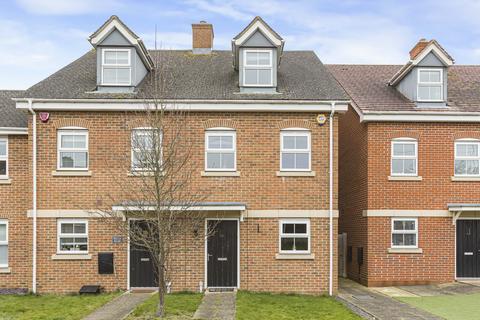 London Road, Welwyn, AL6 3 bed end of terrace house for sale