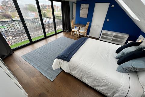 Gainsborough Court, London, W12 2 bed apartment for sale