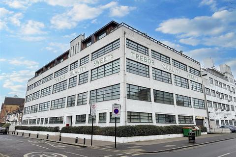 Shaftesbury Road, London 2 bed flat for sale