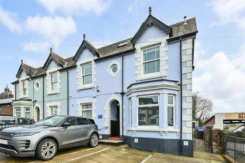 Charles Street, Petersfield 1 bed flat for sale