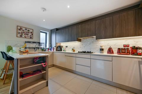 New Heston Road, Heston, HOUNSLOW, TW5 2 bed flat for sale
