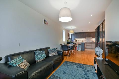 New Heston Road, Heston, HOUNSLOW, TW5 2 bed flat for sale