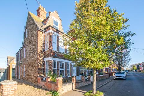 3 York Avenue, Hunstanton, PE36 4 bed end of terrace house for sale
