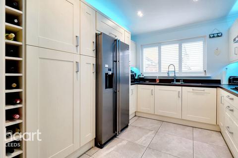 Stradbroke Way, Leeds 4 bed detached house for sale