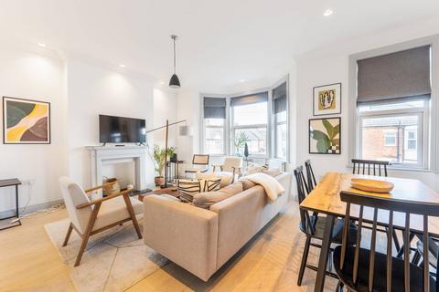 Leghorn Road, Kensal Green, London, NW10 3 bed flat for sale