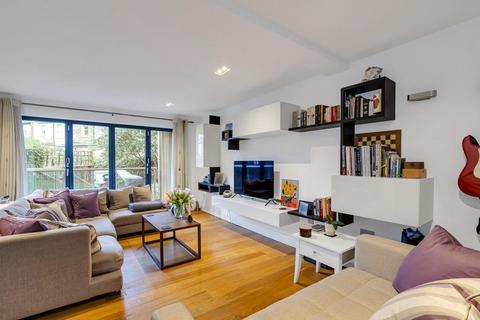 Salisbury Mews, London 3 bed end of terrace house for sale