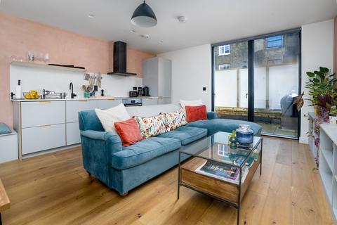 Clarence Mews, London E5 1 bed apartment for sale