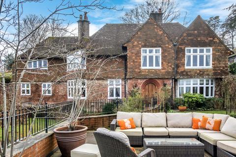 Hill Road, Haslemere, Surrey, GU27 5 bed detached house for sale