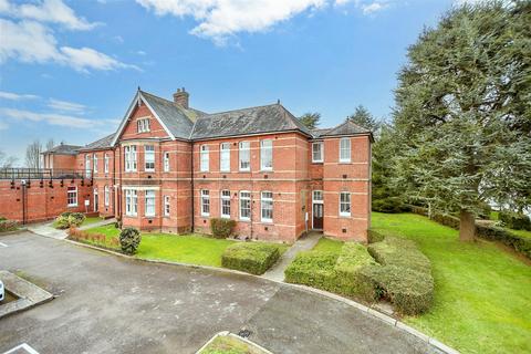 Oak Tree Way, Horsham, West Sussex 2 bed ground floor flat for sale