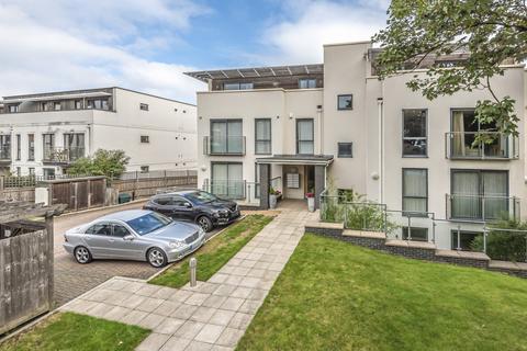 Albemarle Road, Beckenham, Kent, BR3 2 bed flat for sale