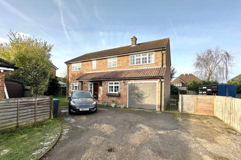 Yew Tree Drive, Bovingdon HP3 4 bed detached house for sale