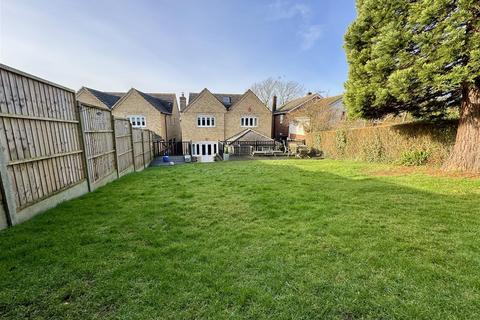 Barton Road, Gravenhurst... 4 bed detached house for sale