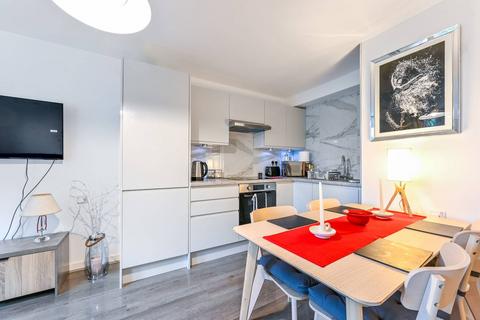 Fernhead Road, Queen's Park, London, W9 2 bed flat for sale