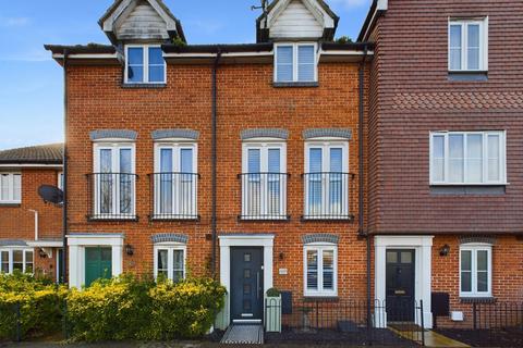 Hurst Road, Kennington, Ashford, TN24 3 bed townhouse for sale