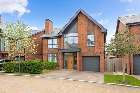 Vickers Close, Longcross, Surrey, KT16 4 bed detached house for sale