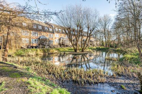 The Alders, West Wickham, Kent, BR4 2 bed flat for sale
