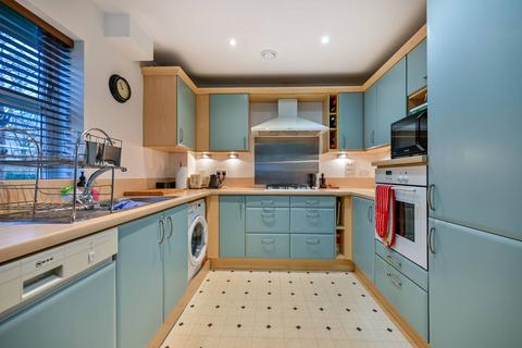 Twickenham Road, Old Isleworth... 2 bed flat for sale