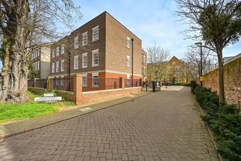 Twickenham Road, Old Isleworth... 2 bed flat for sale